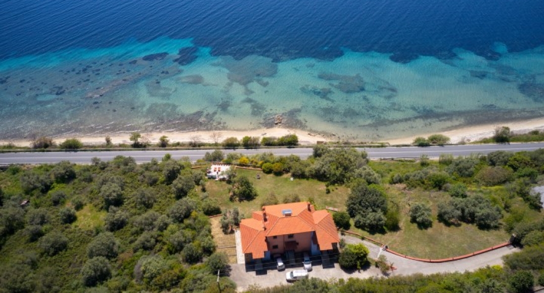 Beachfront villa with huge garden, 3br, Chalkidiki