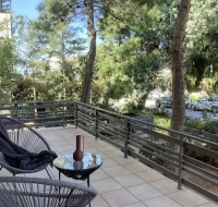 Bright 2bd apt, garden view & parking - Glyfada