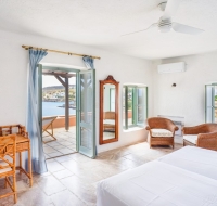 Villa Tequila, 5 bdr exquisite beachfront mansion, Syros