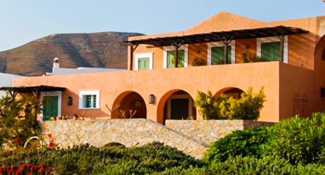 Villa Tequila, 5 bdr exquisite beachfront mansion, Syros