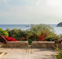 Villa Tequila, 5 bdr exquisite beachfront mansion, Syros