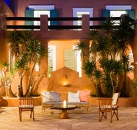 Villa Tequila, 5 bdr exquisite beachfront mansion, Syros