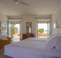 Villa Tequila, 5 bdr exquisite beachfront mansion, Syros
