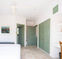 Villa Tequila, 5 bdr exquisite beachfront mansion, Syros